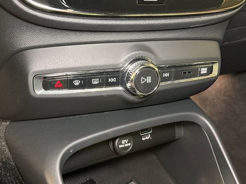 Used 2021 Volvo XC40 T5 Momentum w/ Premium Package image 26