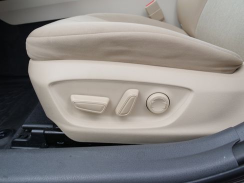 Used 2018 Toyota Camry LE image 17