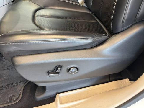 Used 2023 Chrysler Pacifica Touring-L FWD image 12