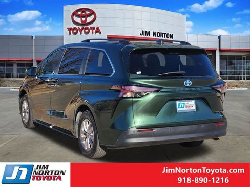 Used 2025 Toyota Sienna XLE image 7
