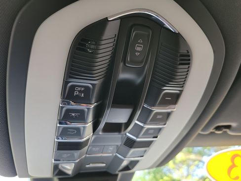 Certified 2023 Porsche Macan AWD/4WD image 18