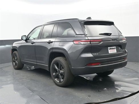 Used 2025 Jeep Grand Cherokee Limited w/ Black Appearance Package image 3