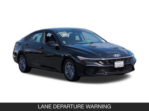 Used 2024 Hyundai Elantra SEL image 2