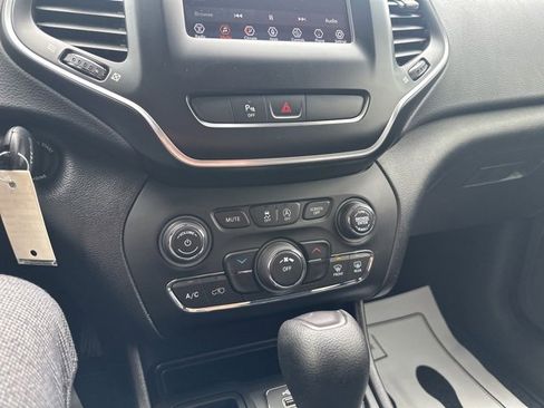 Used 2020 Jeep Cherokee Latitude w/ Cold Weather Group image 38