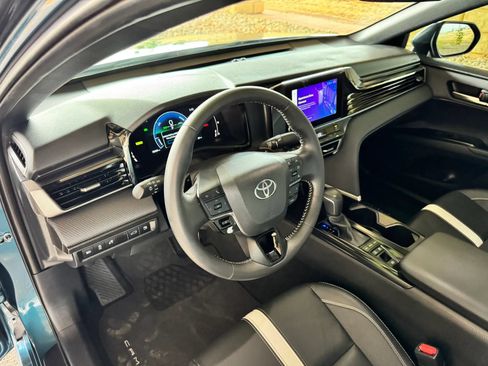 Used 2025 Toyota Camry SE w/ Convenience Package FWD image 10