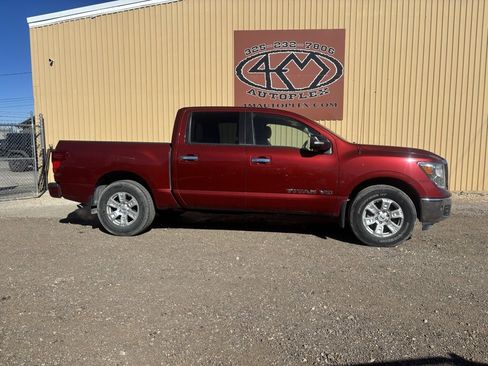 Used 2018 Nissan Titan SV w/ SV Convenience Package image 8