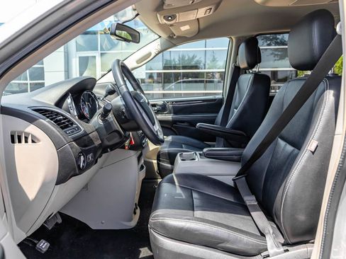 Used 2016 Chrysler Town & Country Touring FWD image 7