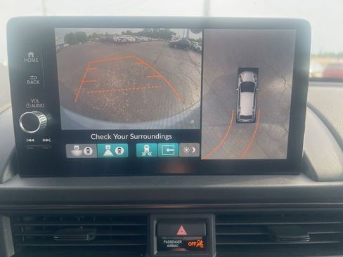 Used 2025 Honda Pilot TrailSport image 18