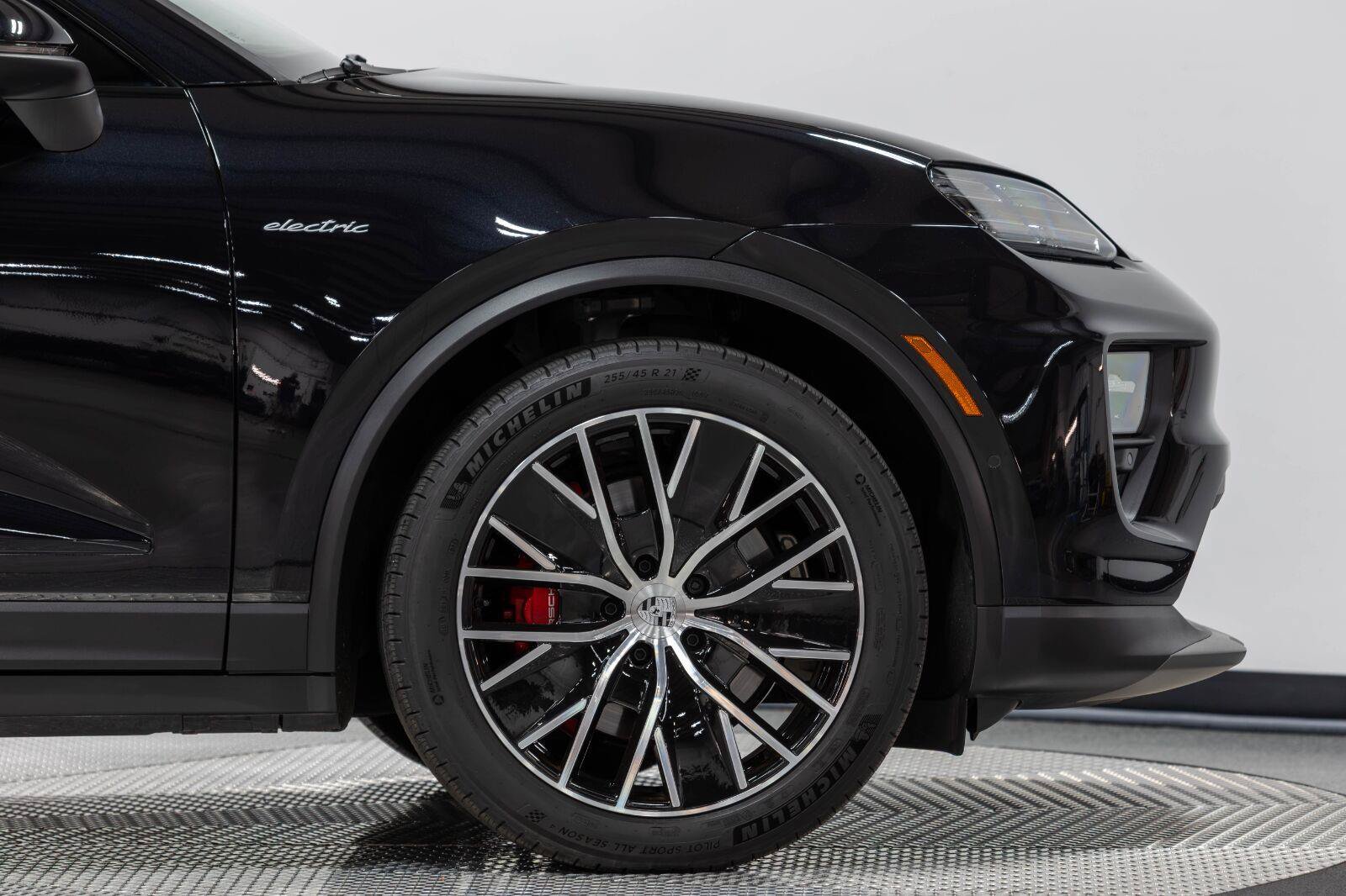 Used 2025 Porsche Macan 4S Electric AWD/4WD image 23