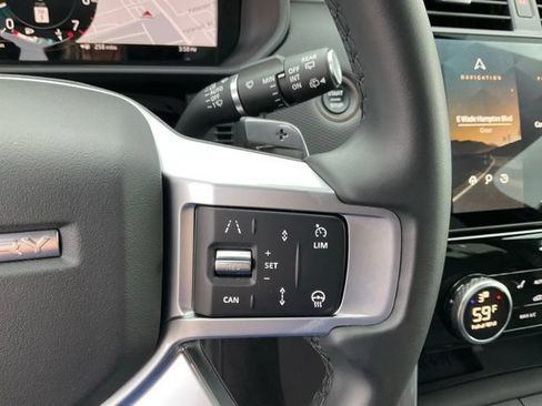 Used 2025 Land Rover Discovery Dynamic SE AWD/4WD image 13