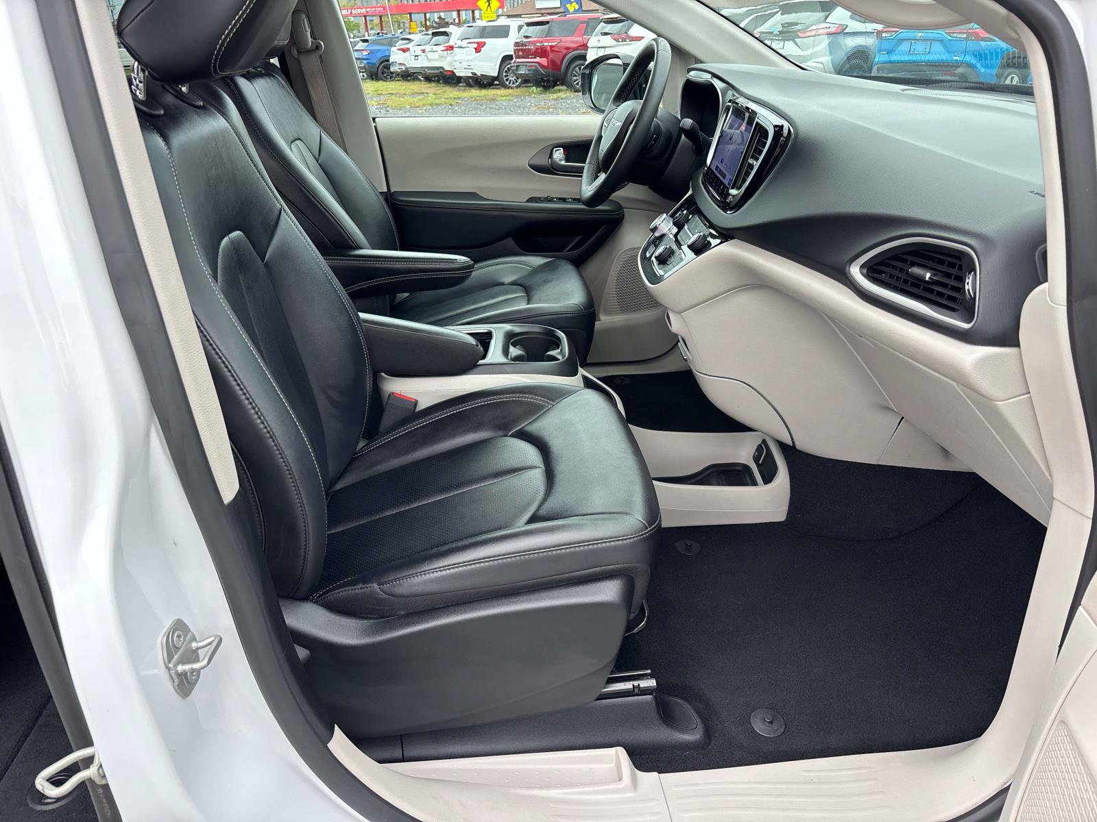 Used 2024 Chrysler Pacifica Touring-L FWD image 21
