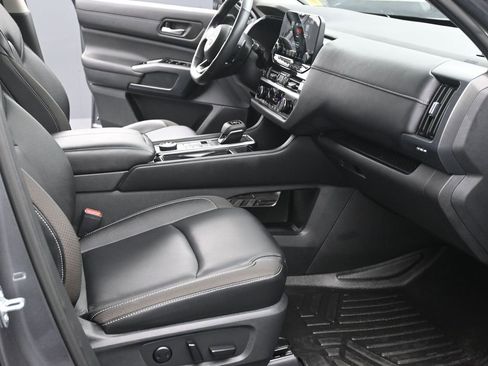 Used 2024 Nissan Pathfinder SL AWD/4WD image 11