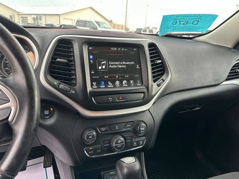 Used 2018 Jeep Cherokee Trailhawk AWD/4WD image 16