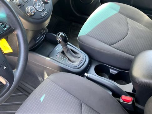 Used 2013 Kia Soul FWD image 16