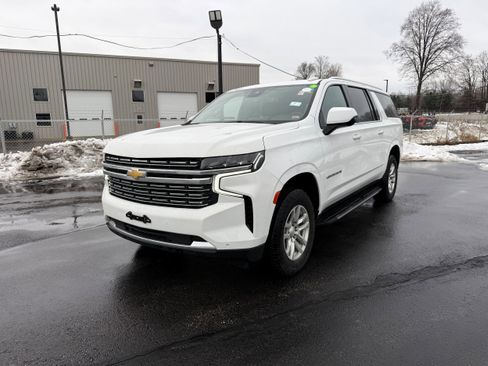 Used 2023 Chevrolet Suburban LT image 5