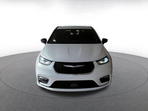 Used 2025 Chrysler Pacifica Select image 4
