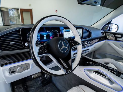 Used 2024 Mercedes-Benz Maybach GLS 600 4MATIC image 39