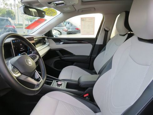 Used 2025 Volkswagen Tiguan SE image 15