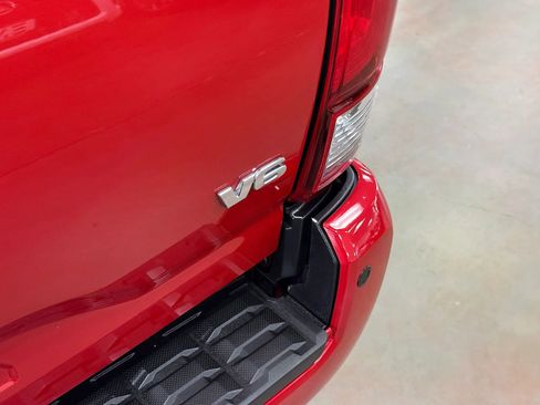 Used 2018 Toyota Tacoma TRD Off-Road w/ Technology Package AWD/4WD image 8