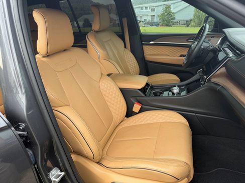 Used 2022 Jeep Grand Cherokee Summit w/ Luxury Tech Group V AWD/4WD image 18