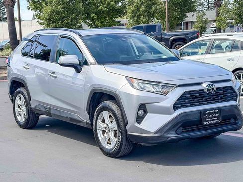 Used 2021 Toyota RAV4 XLE w/ Convenience Package FWD image 5