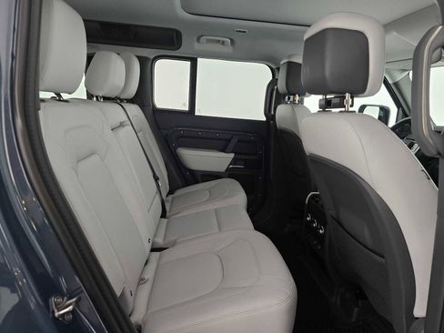 Used 2025 Land Rover Defender 110 X-Dynamic SE image 12