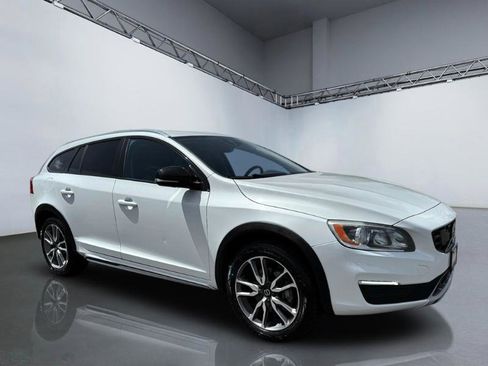Used 2017 Volvo V60 T5 Cross Country w/ Climate Package AWD/4WD image 9