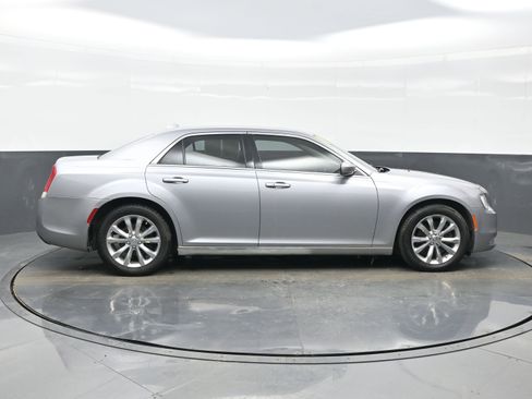 Used 2018 Chrysler 300 Touring image 7