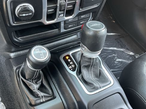 Used 2020 Jeep Gladiator Overland AWD/4WD image 24