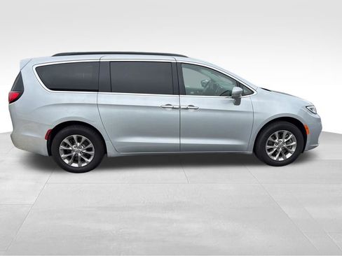 Used 2022 Chrysler Pacifica Touring-L AWD/4WD image 8