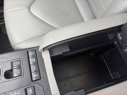 Used 2020 Toyota Highlander XLE AWD/4WD image 30