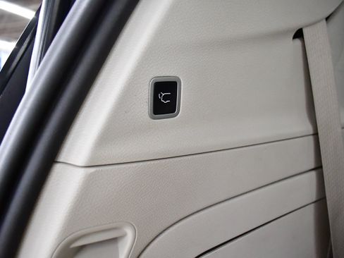 Used 2024 Chrysler Pacifica Limited FWD image 33