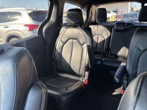 Used 2025 Chrysler Pacifica Select image 42