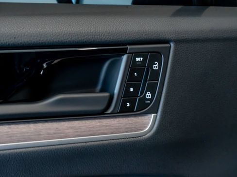 Certified 2025 Porsche Cayenne AWD/4WD image 14