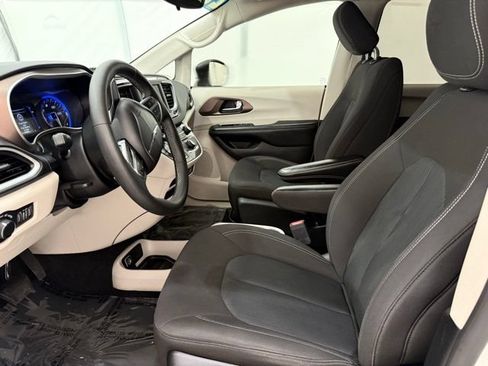 Used 2023 Chrysler Voyager LX FWD image 14