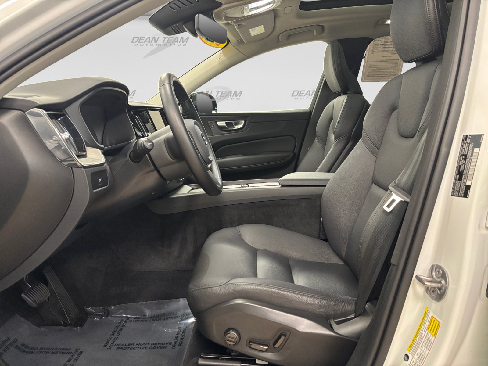 Used 2025 Volvo XC60 B5 Plus AWD/4WD image 9