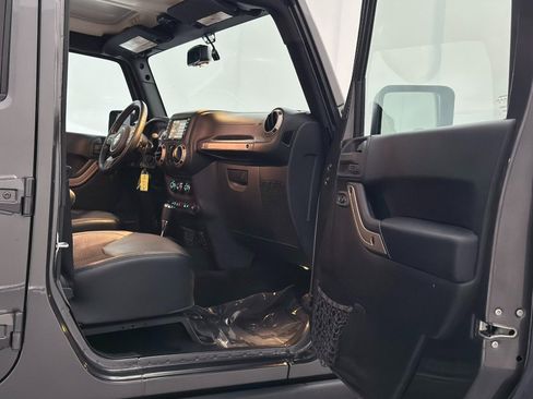 Used 2016 Jeep Wrangler Unlimited Sahara image 25
