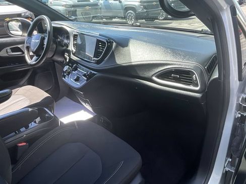 Used 2023 Chrysler Pacifica Touring FWD image 29