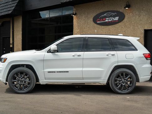 Used 2021 Jeep Grand Cherokee Laredo AWD/4WD image 2