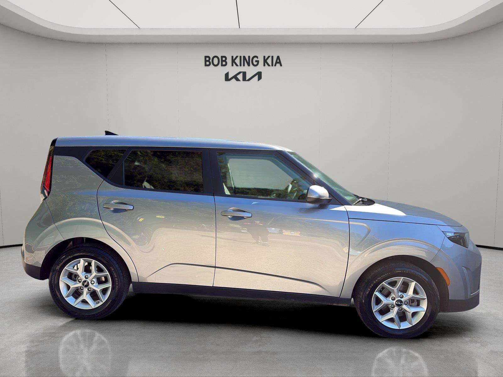 Used 2025 Kia Soul LX w/ LX Technology Package FWD image 6