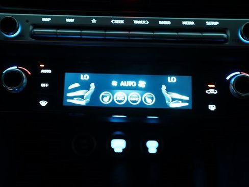 Used 2025 Genesis G70 2.5T image 45