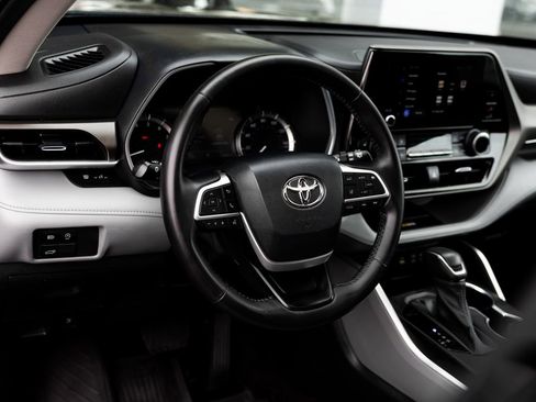 Used 2023 Toyota Highlander XLE AWD/4WD image 13