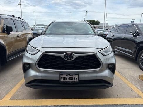 Used 2023 Toyota Highlander XLE FWD image 2
