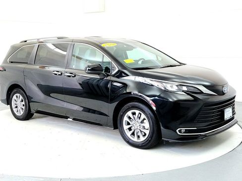 Certified 2024 Toyota Sienna XLE FWD image 7