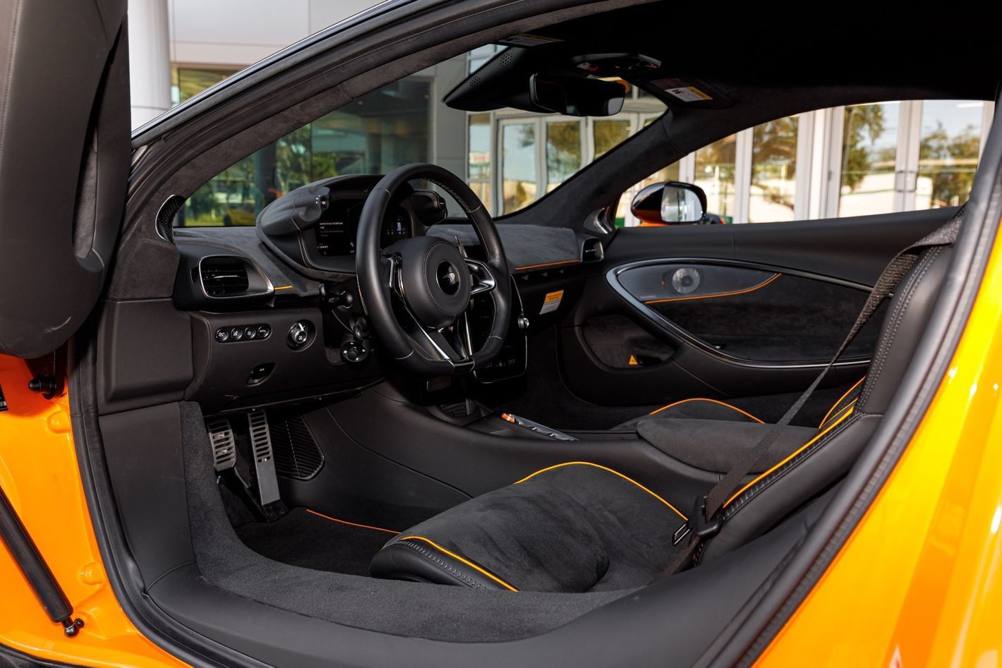 Used 2025 McLaren Artura RWD image 34