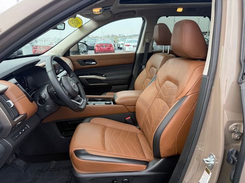 Used 2024 Nissan Pathfinder Platinum w/ Cargo Package image 5