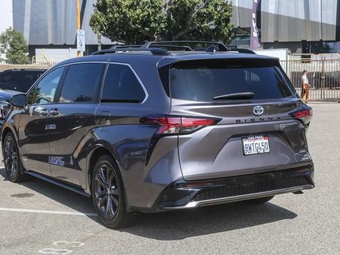 Used 2021 Toyota Sienna XSE image 8