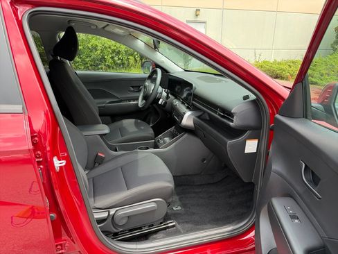 Used 2025 Hyundai Kona SEL FWD image 13