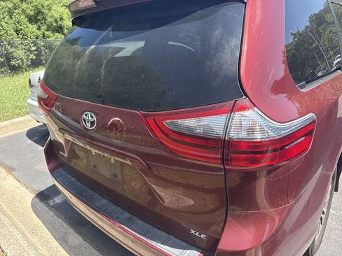 Used 2020 Toyota Sienna XLE Premium FWD image 8