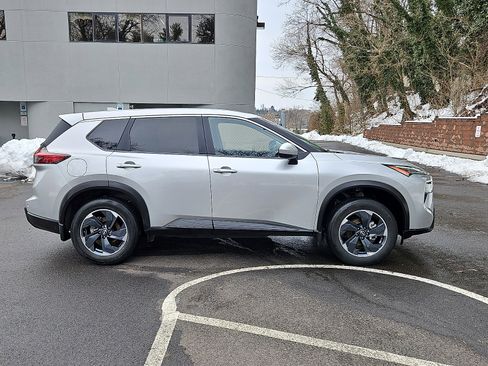 Certified 2025 Nissan Rogue SV image 7